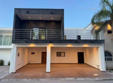 Casa · 260m² · 3 Recámaras · 3 Estacionamientos · Casa en Fraccionamiento Villas del Renacimiento