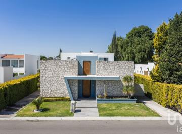 Casa · 1000m² · 4 Recámaras · 8 Estacionamientos · Casa en Venta en El Campanario