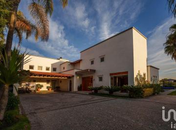 Casa · 680m² · 4 Recámaras · 6 Estacionamientos · Venta de Casa en El Campanario Queretaro