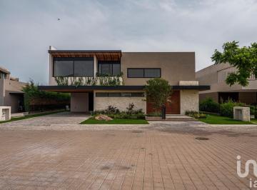 Casa · 560m² · 4 Recámaras · 4 Estacionamientos · El Campanario Queretaro Casa en Venta