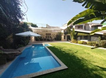 Casa de 4 habitaciones, Cuernavaca · Venta Amplia Casa Remodelada un Poco Descuidada con Vigilancia Extrema, Zona Dorada, Vista Hermosa