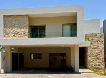 Fachada · Amplia Casa en Renta Valle Poniente
