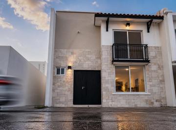 Casa de 3 habitaciones, El Marqués · Casa en Venta en Zona El Mirador, 3 Recámaras, 2.5 Baños, Sala Tv, Jardín
