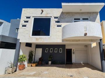 Casa de 3 habitaciones, Zapopan · Residencia Venta en El Fortin. Coto Cerrado, Frente a Parque, Muy Cerca del Bosque de La Primavera