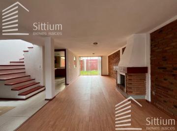 Casa · 200m² · 3 Recámaras · 2 Estacionamientos · Casa en Renta - Metepec - 200 m²