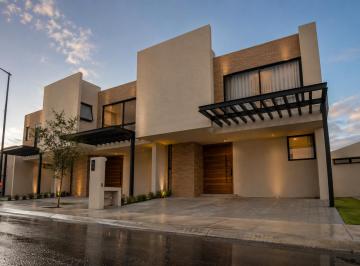 Casa de 3 habitaciones, Corregidora · Casa en Venta en Residencial Santa Fe - Gran Ubicación, Jardín.