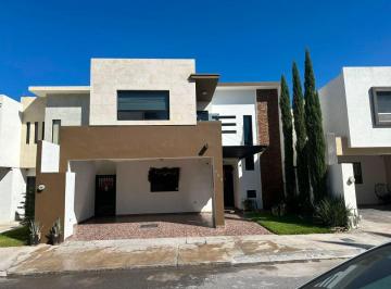 Casa de 3 habitaciones, Arteaga · Casa en Renta Privada Privanzas del Campestre, Amplia Area Social, Al Norte Cel
