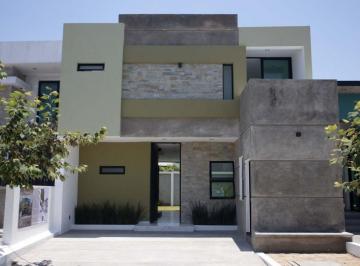 Casa de 3 habitaciones, Colima · Casa en Venta en Residencial Ethereum 3 Recámaras 2.5 Baños y Amplio Jardín en Colima