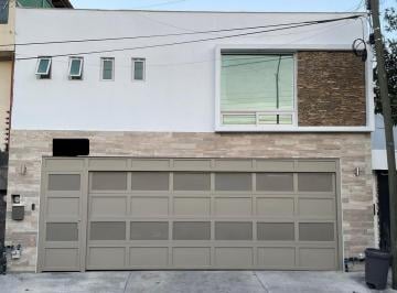Casa · 221m² · 3 Recámaras · 2 Estacionamientos · Venta Casa Zona Contry