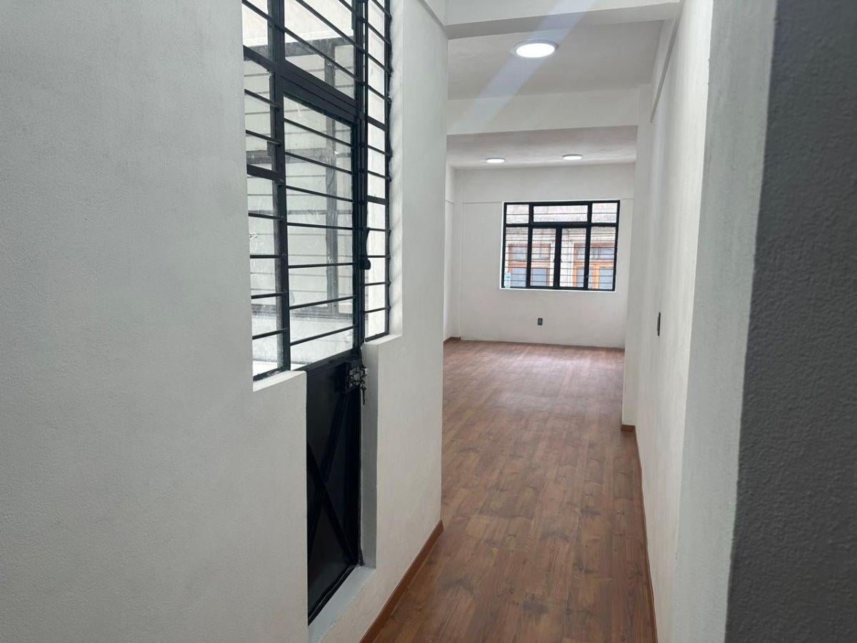 Office Around the Corner from Zócalo / 37 m&sup2;