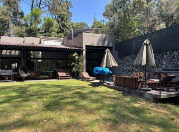 Casa · 300m² · 3 Recámaras · 2 Estacionamientos · Venta de Casa en Avandaro, Valle de Bravo con Jardin y Alberca