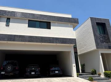 Casa · 785m² · 5 Recámaras · 3 Estacionamientos · Apv Casa en Venta El Uro Monterrey
