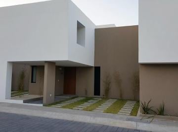 Casa · 227m² · 3 Recámaras · 2 Estacionamientos · Casa en Renta Condominio "Gran Capricho" Cumbres del Lago Juriquilla Queretaro
