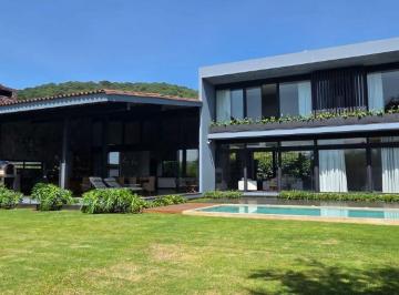 Casa de 3 habitaciones, Valle de Bravo · Casa Minimalista y Moderna con Espacios Abiertos Yluz Natural, en Venta