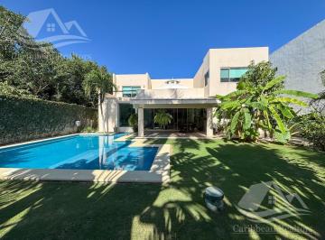 Casa · 680m² · 3 Recámaras · 3 Estacionamientos · Casa en Venta en Villa Magna