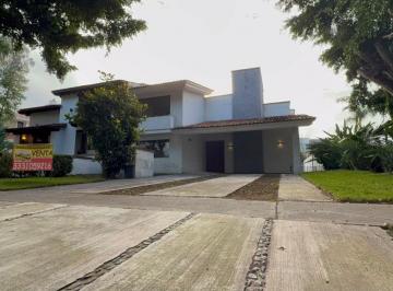 Casa de 4 habitaciones, Zapopan · Valle Real Zapopan Casa en Venta con Amplio Jardín y Vista Verde Excelente Iluminación Natural