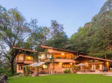Casa · 600m² · 3 Recámaras · 4 Estacionamientos · Casa en Renta, Valle de Bravo.