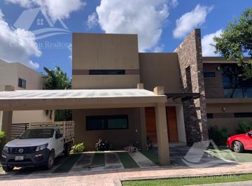 Casa · 729m² · 4 Recámaras · 5 Estacionamientos · Casa en Venta en Lagos del Sol Cancun