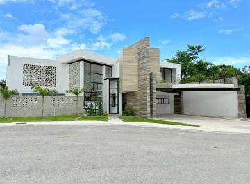 Casa · 446m² · 4 Recámaras · 6 Estacionamientos · Casa de Lujo en Blanca Privada Residencial