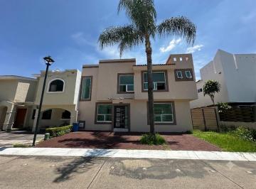 Casa de 3 habitaciones, Zapopan · Casa en Venta en Jardín Real