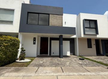 Casa de 3 habitaciones, Zapopan · Casa en Renta en Santillana Residencial