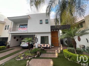 Casa · 322m² · 3 Recámaras · 4 Estacionamientos · Casa en Venta en Primer Sección de Bugambilias, Zapopan, Jalisco