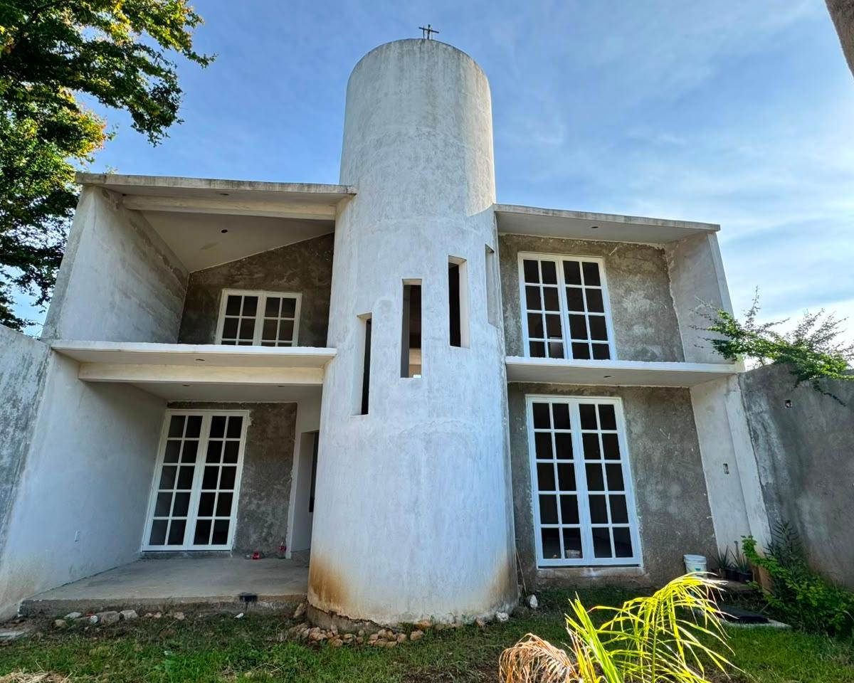 For Sale: Beautiful House in Grey Construction