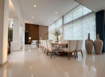 Casa · 1300m² · 5 Recámaras · 3 Estacionamientos · Residencia Premium en El Bosque Country Club
