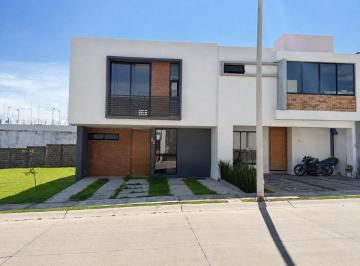Casa de 3 habitaciones, Zapopan · Casa en Renta, Capital Norte Coto Sivec con 3 Recamaras Mas Cuarto de Estudio en Pb