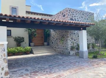 Casa · 275m² · 4 Recámaras · 2 Estacionamientos · Casa en Venta Amueblada en La Escondida