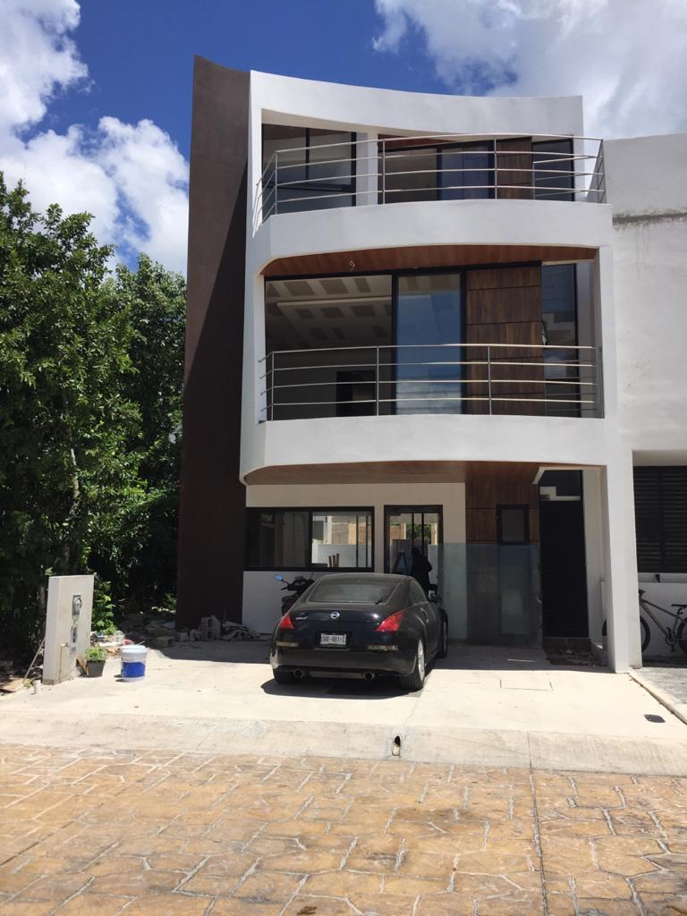 Casa con Alberca en Residencial Arbolada / Home With a Pool in Arbolada