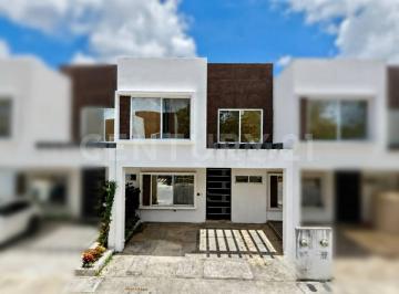 Casa · 199m² · 3 Recámaras · 2 Estacionamientos · Casa en Jardines del Sur 4 Cancún | Frente a Alberca y con Paneles Solares