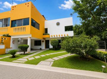 Casa · 304m² · 4 Recámaras · 2 Estacionamientos · Casa en Venta a 5 Minutos de La Glorieta Tlaltenango, en Tetela del Monte, Cuernavaca