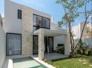 Casa · 204m² · 3 Recámaras · 2 Estacionamientos · Casa con Jardin en Venta Playa del Carmen
