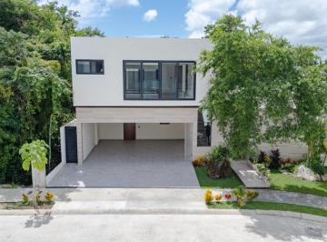 Casa · 342m² · 3 Recámaras · 4 Estacionamientos · Casa en Esquina con Alberca en Venta Residencial Valenia Playa del Carmen