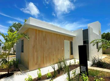 Casa · 64m² · 2 Recámaras · 2 Estacionamientos · Casa de un Nivel con Jardin en Venta Playa del Carmen