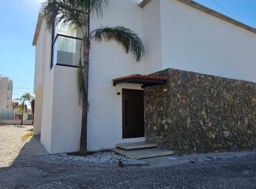 Casa de 4 habitaciones, Tequisquiapan · Casa en Fraccionamiento con Recamara en Pb en Tequisquiapan