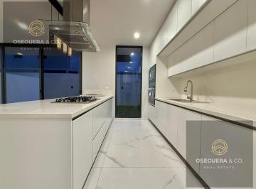 Casa · 180m² · 4 Recámaras · 3 Estacionamientos · Casa en Renta Rio Residencial Av 135 Cancun Zona Sur