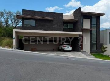 Casa · 750m² · 5 Recámaras · 3 Estacionamientos · Casa en Venta en Col. Sierra Alta en Monterrey