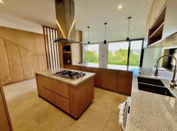 Casa · 284m² · 3 Recámaras · 2 Estacionamientos · Ultima Casa en Venta en El Club Residencial Punta Cascatta