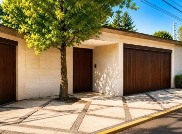 Casa · 650m² · 3 Recámaras · 6 Estacionamientos · Casa en Venta en Residencial San Carlos, Metepec, México