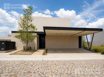 Casa · 292m² · 4 Recámaras · 3 Estacionamientos · Casa en Renta en Lomas del Campanario Norte Condominio San Felipe, Querétaro