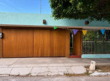 Casa · 230m² · 2 Estacionamientos · Casa en Venta en Jardines del Sol