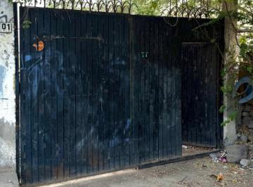 Casa · 42m² · 1 Recámara · 4 Estacionamientos · Casa en Amplio Terreno Listo Para Desarrollo