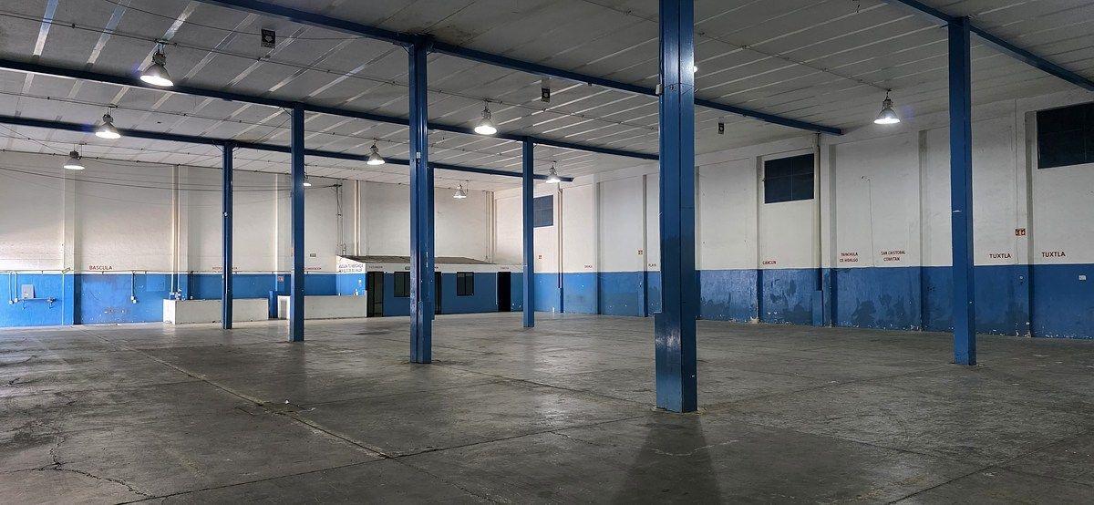 Warehouse with 1,116 m&sup2; Maneuvering Yard