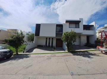 Casa de 4 habitaciones, León · Casa en Venta en Lomas Punta del Este con 4 Recamaras, Recamara en Planta Baja, Frente a Área Verde