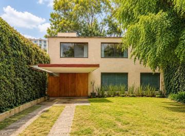 Casa · 365m² · 3 Recámaras · 3 Estacionamientos · Casa en Venta en Lomas de Chapultepec con Vigilancia y Jardín