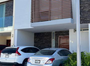 Casa de 3 habitaciones, Zapopan · Casa Muy Amplia E Iluminada con Finos Terminados de 3 Niveles