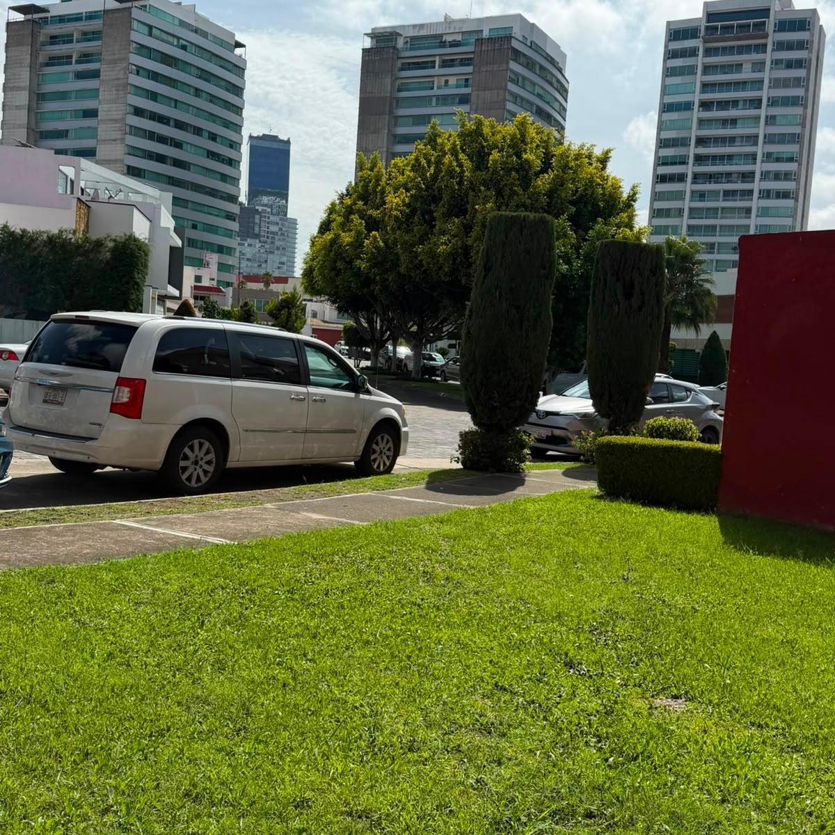 Propiedad en Venta - Estacionamiento Pabellón Mazarik, Boulevard Atlixcáyotl, Zona Comercial Angelóp