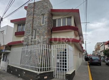 Casa · 267m² · 5 Recámaras · 1 Estacionamiento · Casa en Venta en Esquina de 5 Recamaras - Zona Parque Puebla